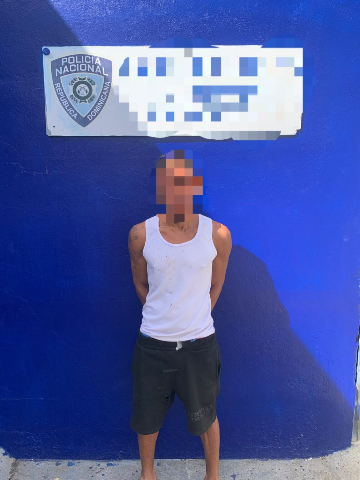 Policía Nacional captura a cuatro hombres durante intervenciones en Montecristi y Valverde; uno apresado minutos después de asalto a banca de lotería