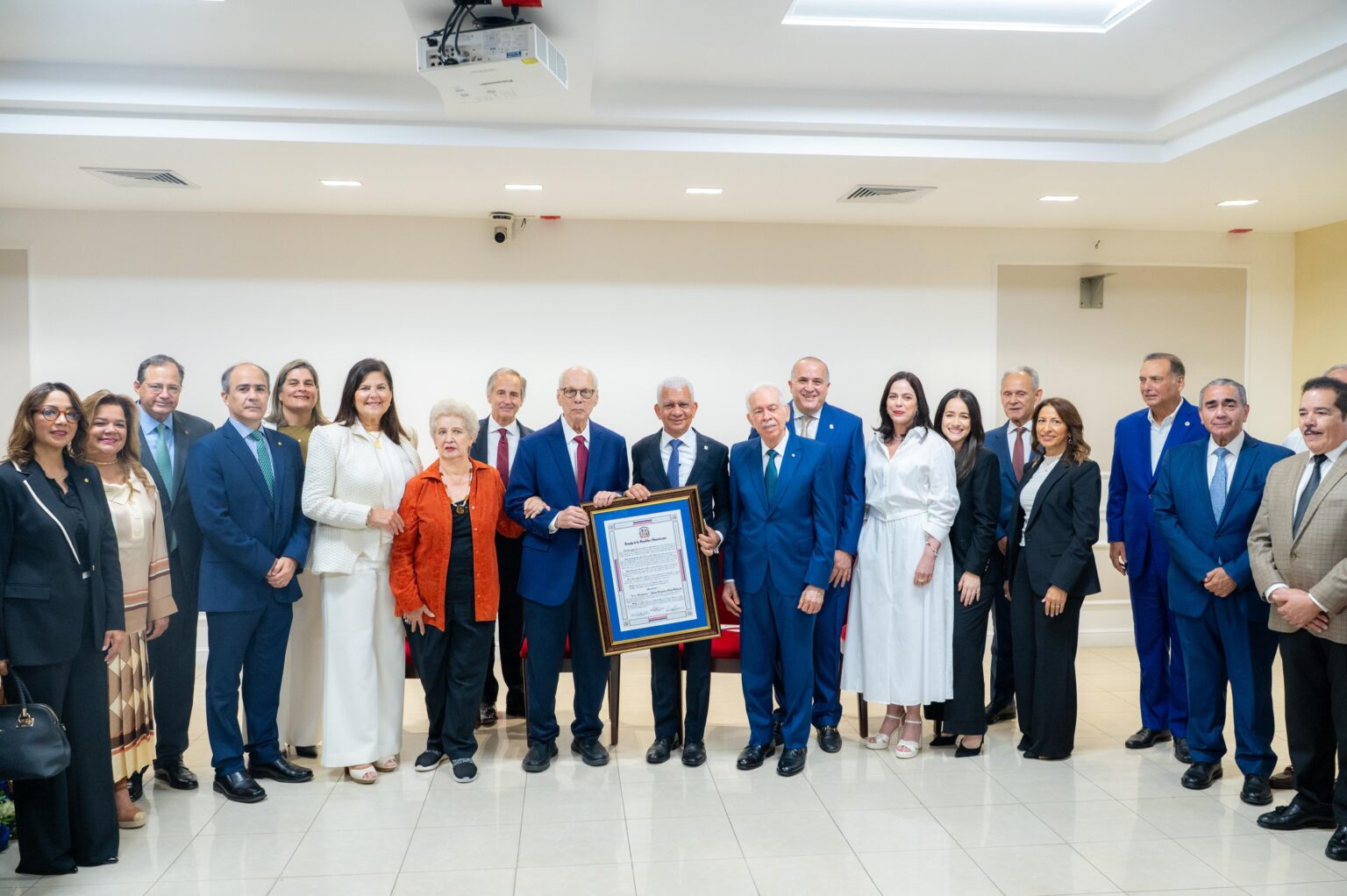 Senado reconoce a Jaime Francisco Sued Pichardo por su trayectoria empresarial y aportes al desarrollo de la industria farmacéutica