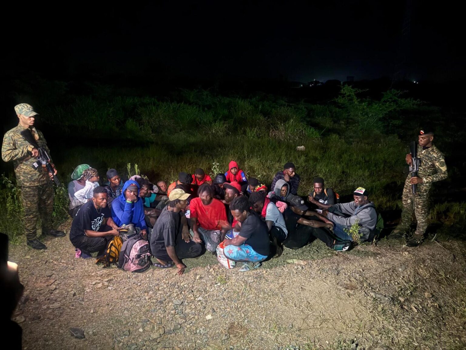 Ejército refuerza seguridad fronteriza y detiene a 28 haitianos indocumentados en Dajabón.