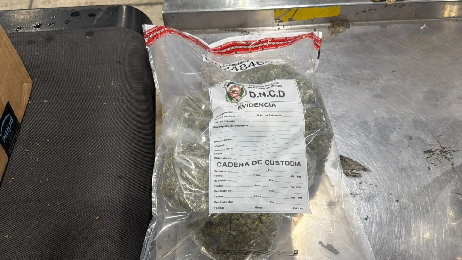 OPERATIVOS DE INSPECCIÓN: INCAUTAN EN EL AILA OCHO PAQUETES Y LATAS LLENAS DE MARIHUANA