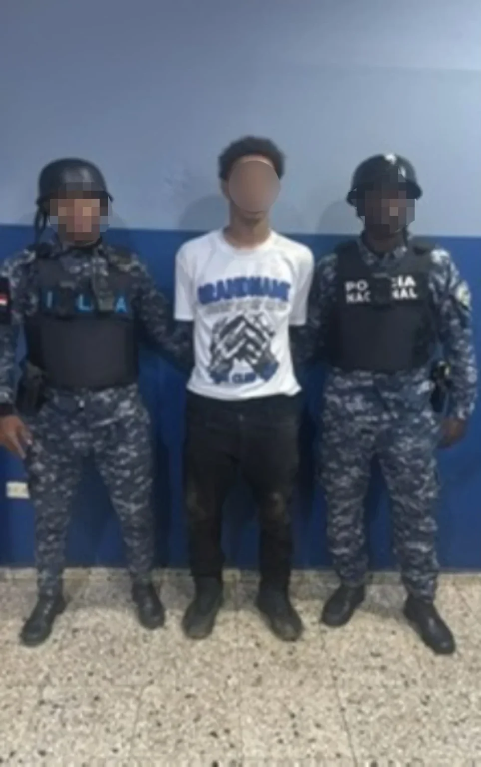 Policía Nacional apresa a dos personas por robo y presunta violación a la Ley de Drogas durante intervenciones en La Vega