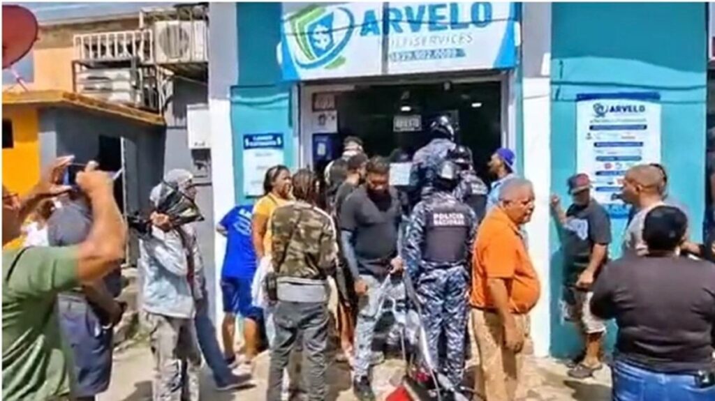 Dueño de casa de cambio reduce a golpes a hombre que entró armado a asaltar en Sosúa