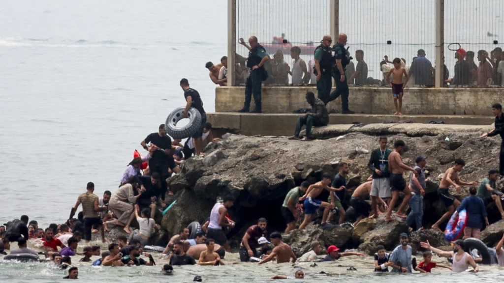 Miles avanzan en una columna humana de cinco kilómetros hacia la frontera de Ceuta