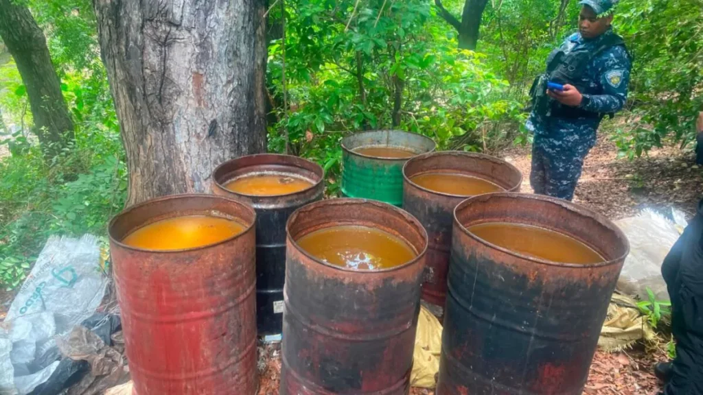 Operativo en Azua desmantela fábrica con miles de litros de alcohol adulterado