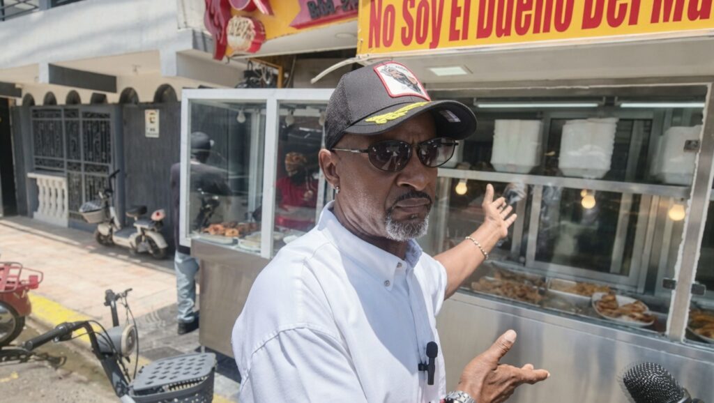 Comerciantes en la mira por uso indebido de aceras en Santiago Oeste