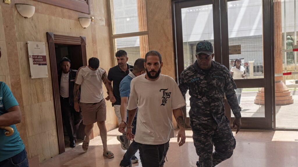 Aplazan coerción contra tres colombianos vinculados a robo de RD$1 millón