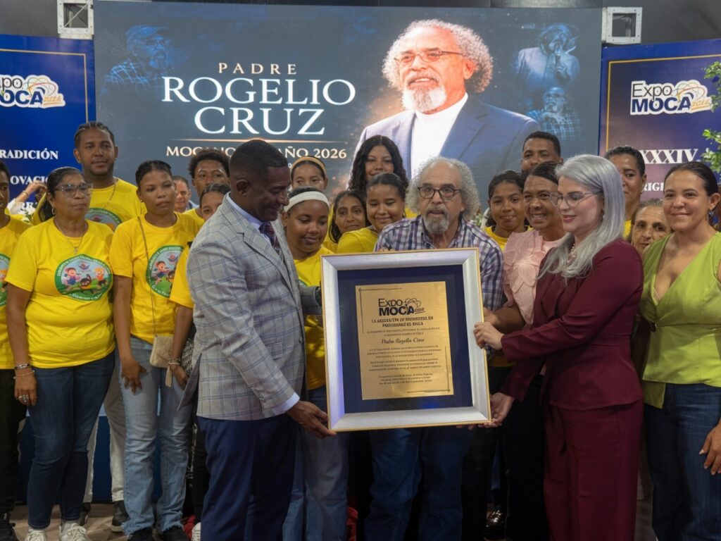 Padre Rogelio Cruz reconocido como “Mocano del Año 2026” en Expo Moca