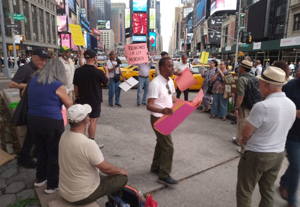 Boletos aéreos caros generan protesta en Nueva York contra viajes a RD