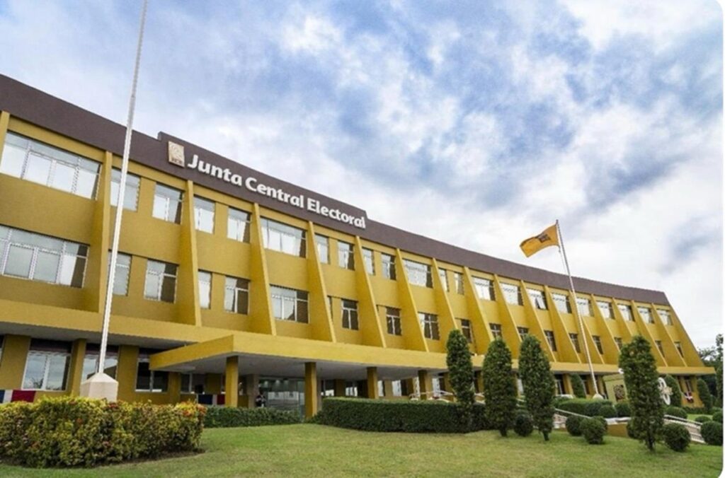 A paso de tortuga: JCE celebra hito de 2 millones de cédulas mientras el 83% de la población sigue sin el nuevo documento