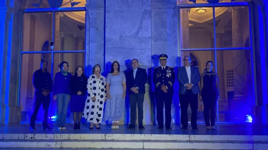 Monumento de Santiago iluminado de azul por Ministerio Público: “Ningún explotador dormirá tranquilo”