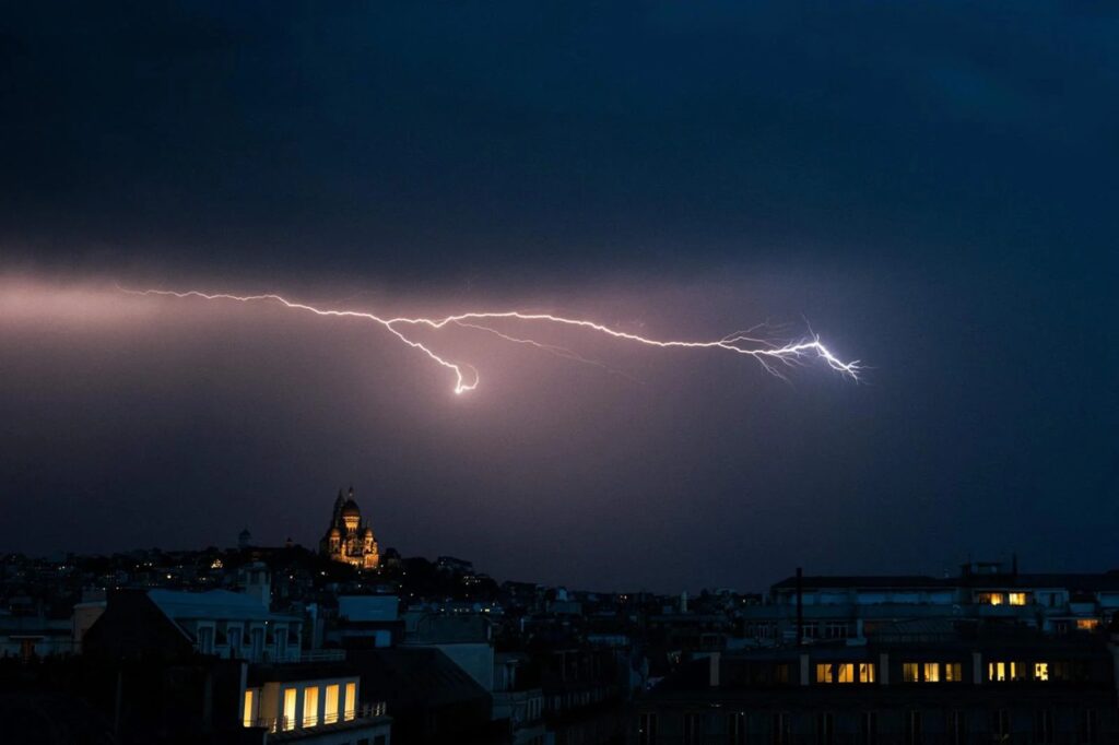 Tormentas violentas dejan dos muertos y más de 53.000 hogares sin electricidad en Francia