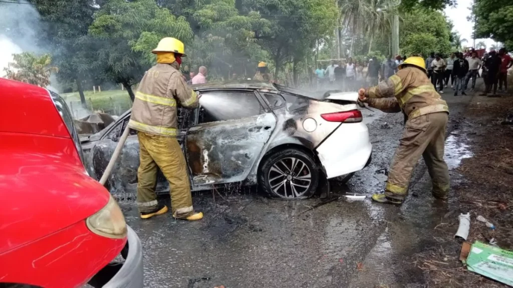 Fatal accidente en Santo Domingo Norte: una víctima calcinada y dos lesionados