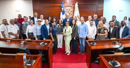 Médicos graduados en la UASD en 1982 reciben reconocimiento del Ayuntamiento de Santiago