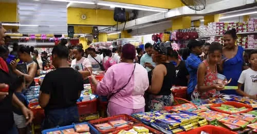 Multitudes llenan tiendas de la avenida Duarte previo al inicio del año escolar