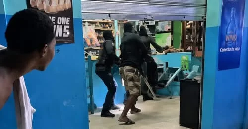 Violento ataque contra agentes policiales en comunidad de Barahona