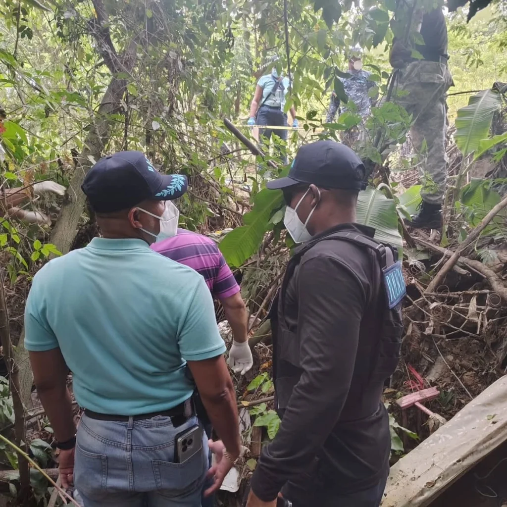 Policía y Ministerio Público investigan hallazgo de dos cadáveres en Villa Los Almácigos