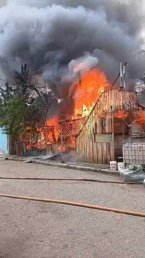 Seis casas reducidas a cenizas por incendio en Cuesta Honda, Tamboril (Vídeo)