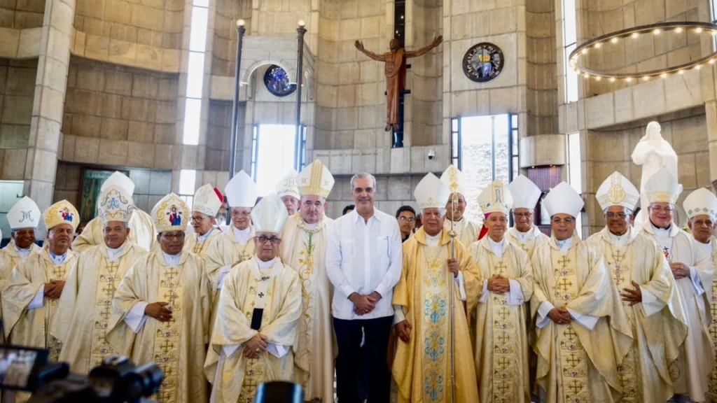 Presidente Abinader asiste a toma de posesión del nuevo obispo de la Diócesis de La Vega Andrés Napoleón Romero Cárdenas