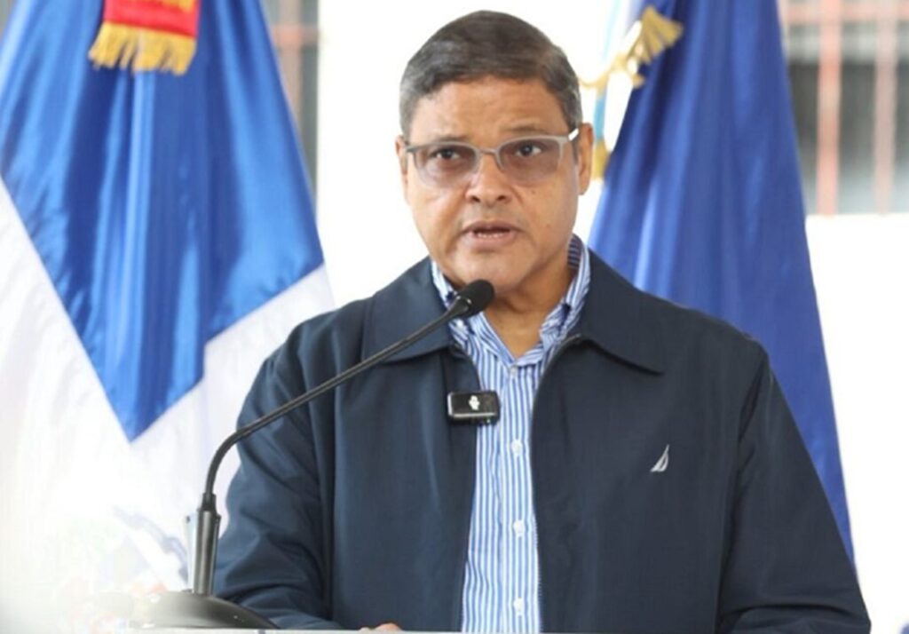 Abinader inicia cambios en el tren gubernamental y designa al general Juan Manuel Méndez como director del INTRANT