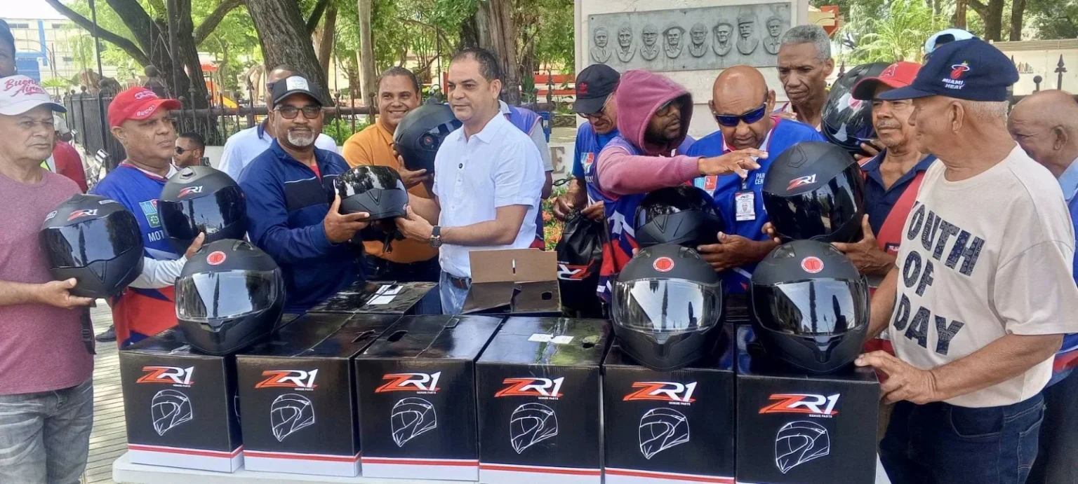 Alcalde de Mao impulsa seguridad vial con entrega de cascos a motoconchistas