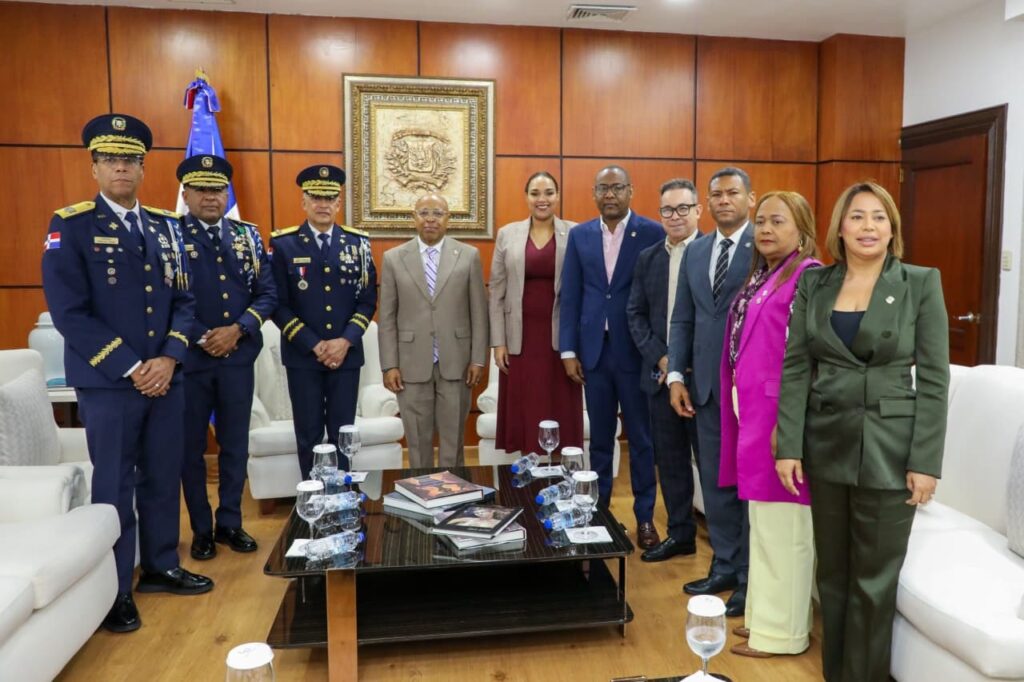 Alfredo Pacheco recibe al director de la Policía, Ernesto Rodríguez García y otros altos oficiales