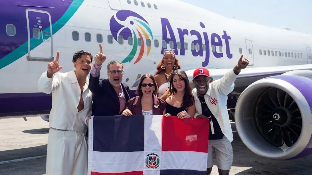Arajet conmemora en la Parada Dominicana su récord de 100 mil pasajeros entre NY y RD