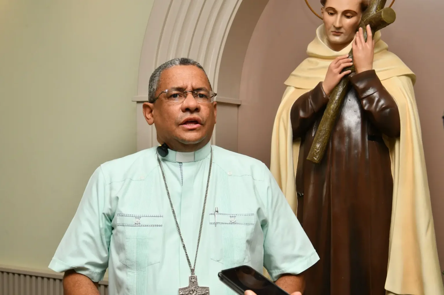 Arzobispado abre investigación a sacerdote por anomalías