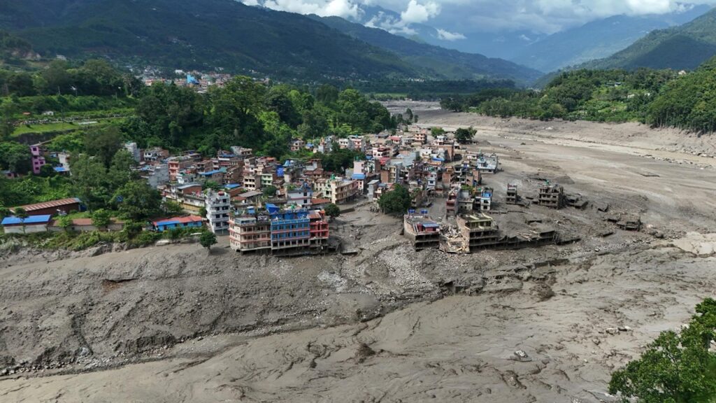 Aumentan a 55 los muertos y 403 los desaparecidos tras la riada masiva que arrasó varias localidades en Nepal