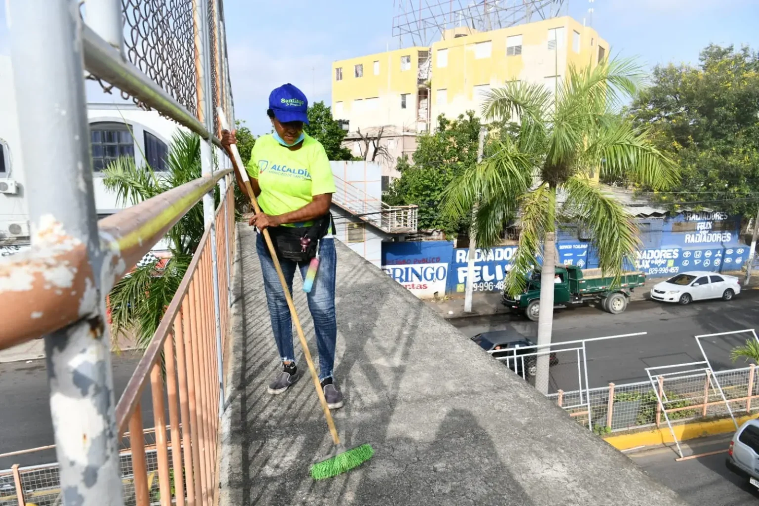 Puente peatonal en Santiago sufre colapso de malla protectora