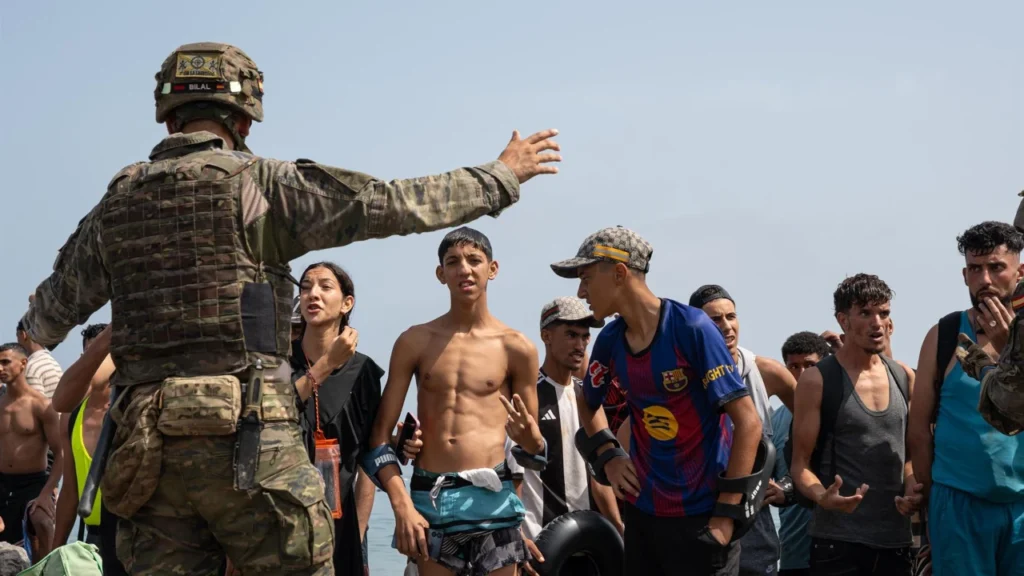Ceuta enfrenta una “catástrofe asistencial” tras la crisis migratoria: servicios al límite y cientos de menores a la intemperie