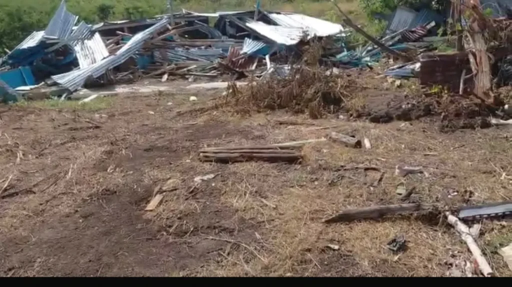 Conflicto por terrenos del CEA provoca derribo de casas en Imbert, Puerto Plata.