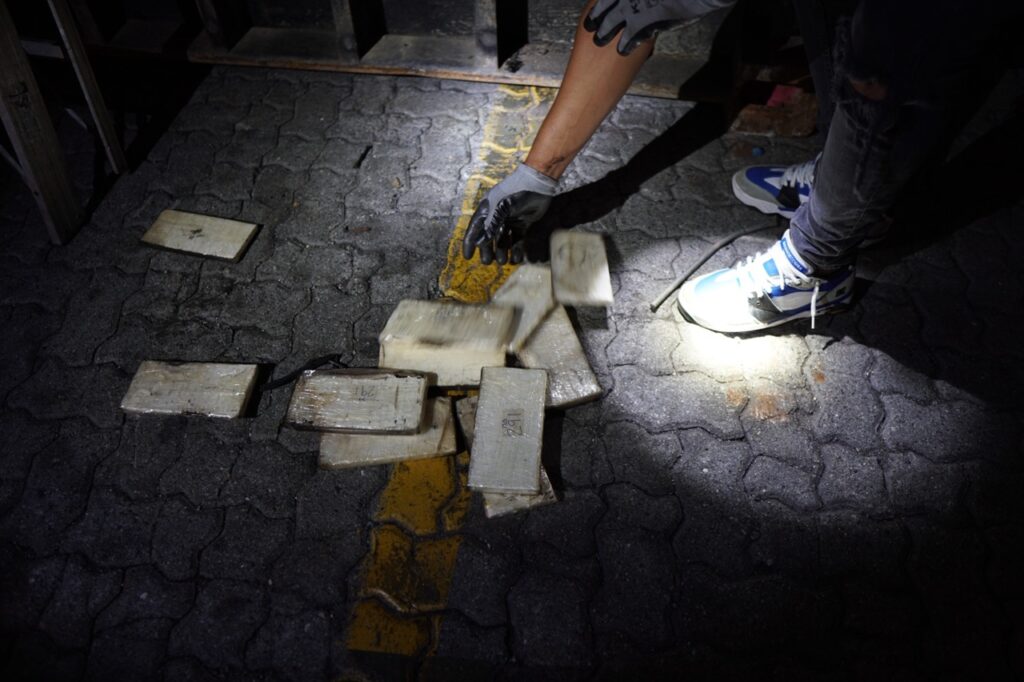 DNCD INCAUTA 303 PAQUETES DE PRESUNTA COCAÍNA OCULTAS EN PISO DE CONTENEDOR EN PUERTO CAUCEDO
