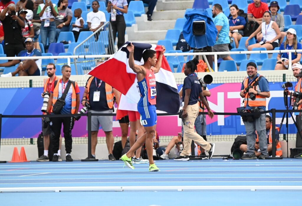 Ferdy Agramonte gana el oro en los 800 metros y enciende al público en Santo Domingo 2026