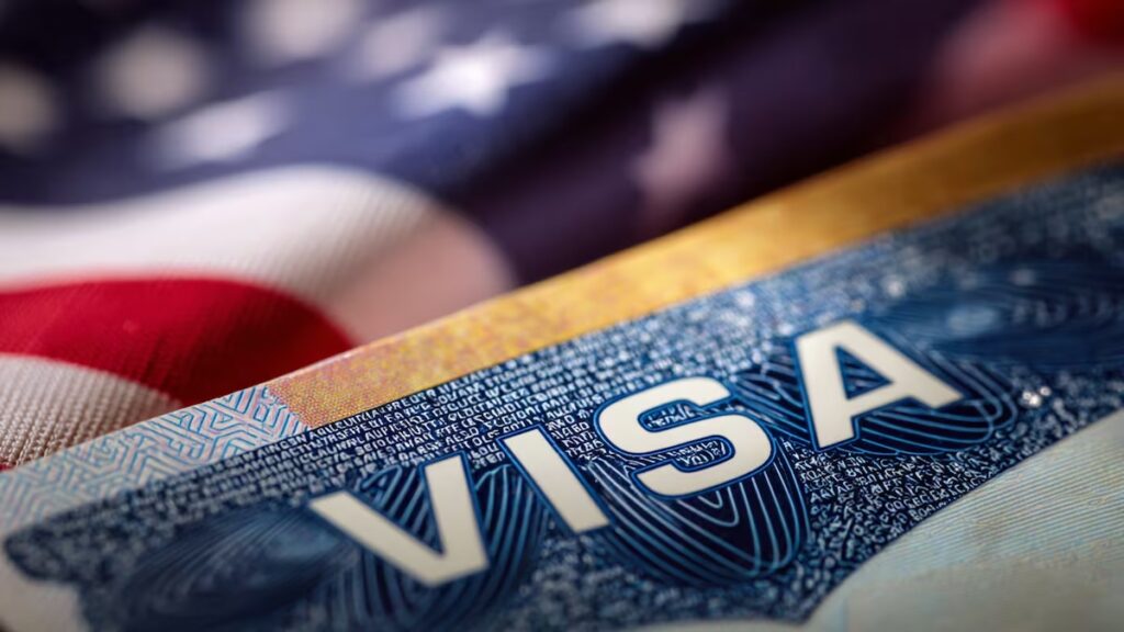 EE. UU. planea retirar miles de visas de trabajo y negocios a solicitantes de asilo