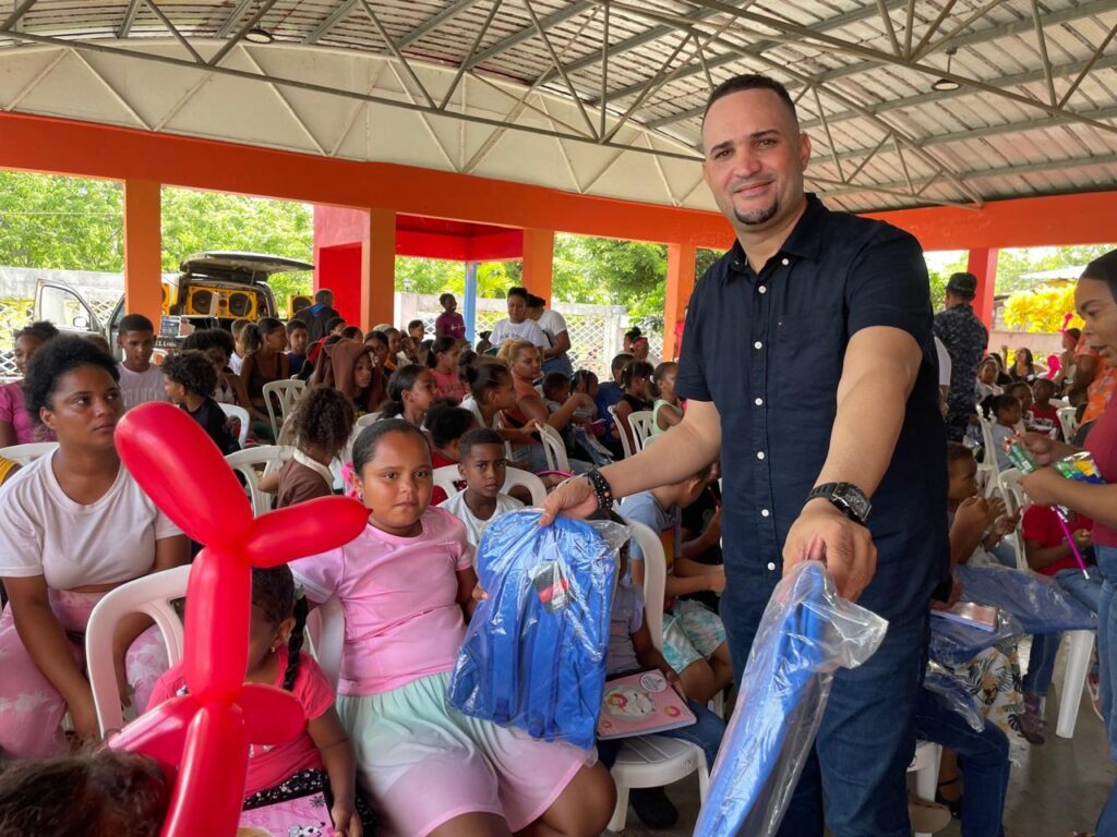 Empresario apoya educación con entrega de útiles en Las Gordas, Nagua