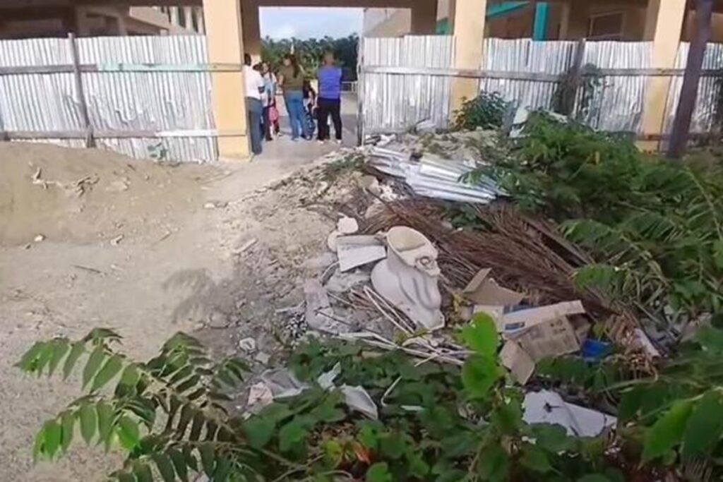 Escuela en Los Alcarrizos paraliza el inicio escolar por abandono y graves deficiencias estructurales