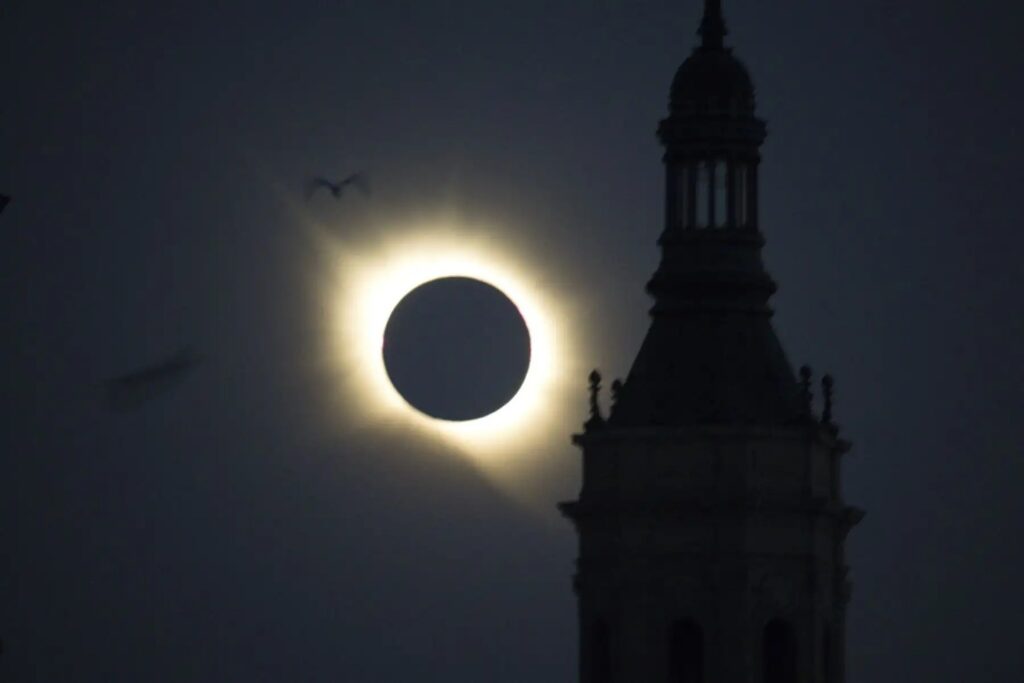Así apreció Europa el eclipse solar: un atardecer convertido en noche y millones mirando al cielo