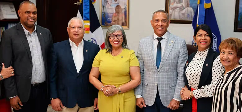 UASD-SFM recibe equipos donados por Franklin Romero para optimizar internet
