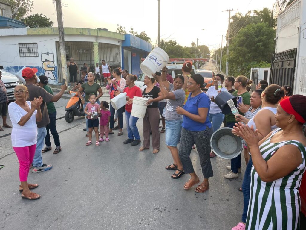 Inapa recibe reclamo de Falpo y Jarro Sucio por agua potable en Nagua.