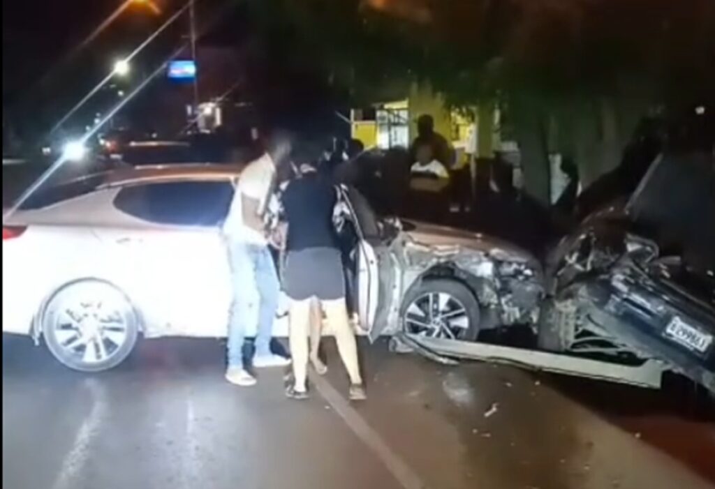 Fuerte colisión entre dos automóviles en la Autopista Duarte, en Jaibón