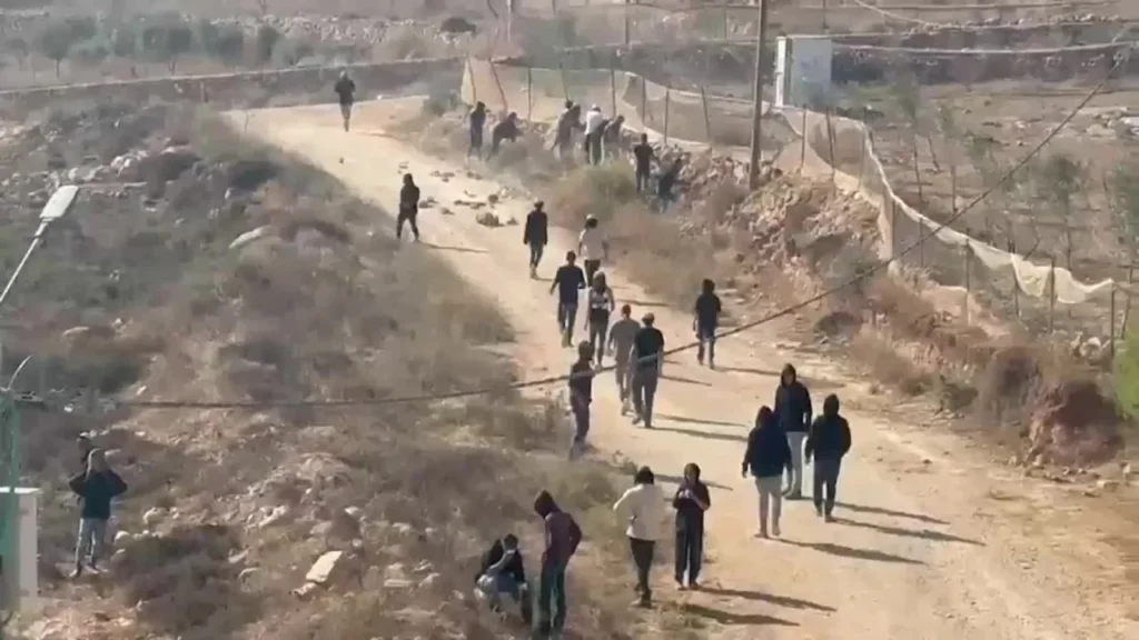 Fuerzas israelíes desmantelan una carpa de colonos que sitiaba una vivienda palestina