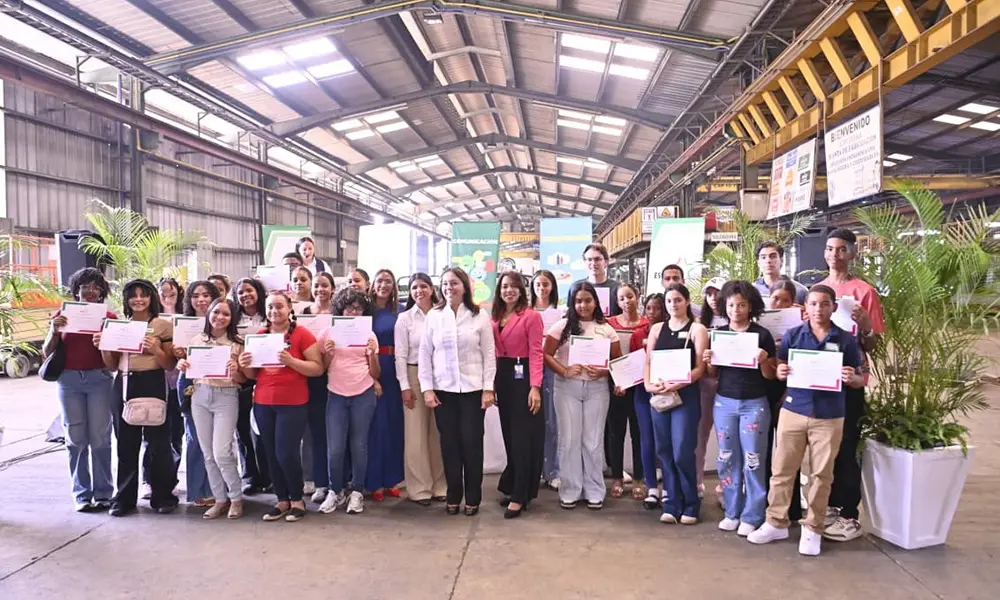 Fundación Estrella apoya estudiantes con útiles escolares