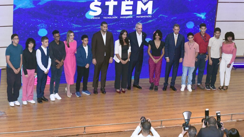 Gobierno reconoce a 170 estudiantes destacados en ciencias y tecnologías y fortalece la formación STEM en el país