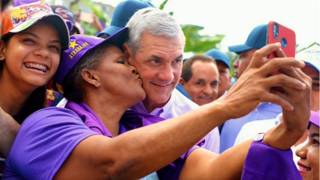 Gonzalo Castillo vuelve a las calles e inicia en Azua un recorrido nacional provincia por provincia
