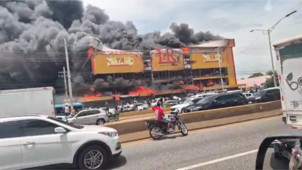 Incendio de gran magnitud consume establecimiento L&R Comercial en la Autopista Las Américas