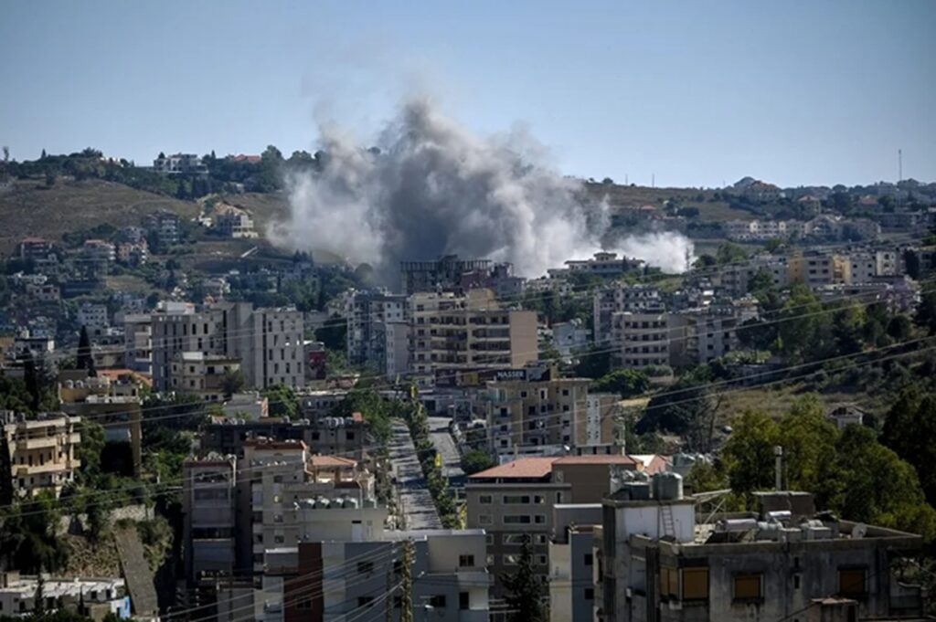 Israel ordena el desplazamiento forzoso y bombardea Mansouri en el sur del Líbano