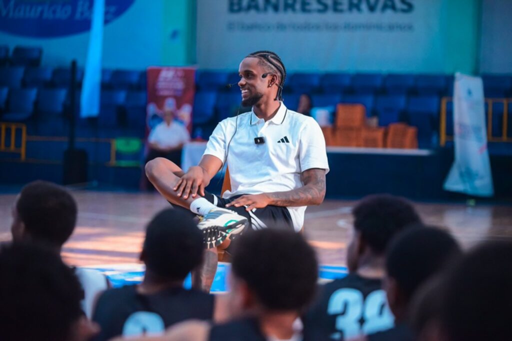 Jean Montero inspira a jóvenes talentos durante su Clínica Deportiva en Santo Domingo