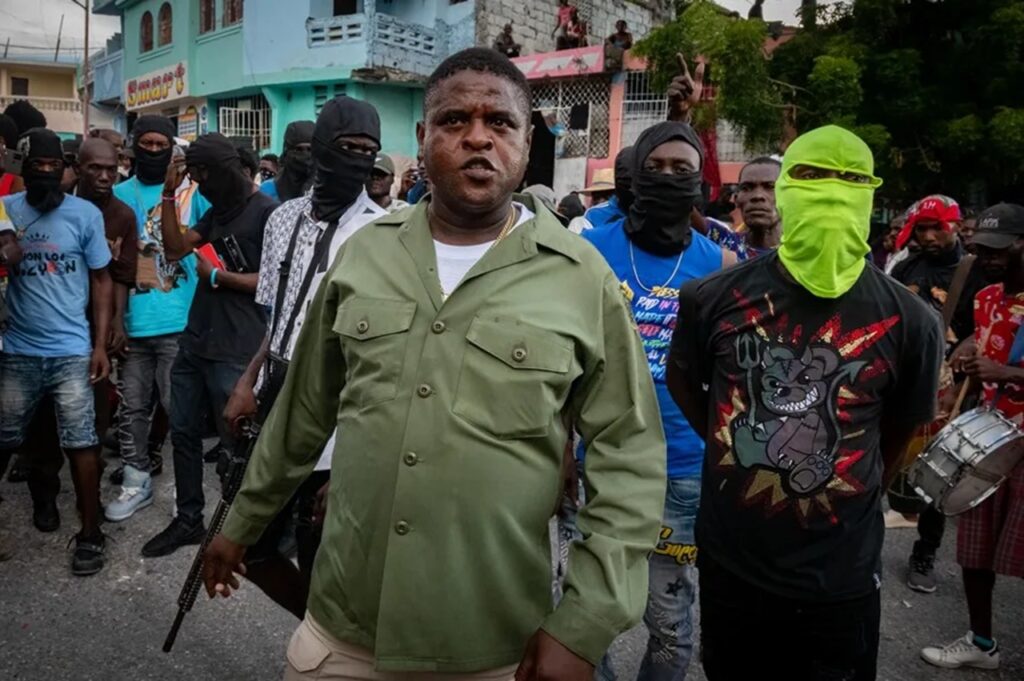 Jefe de banda en Haití amenaza con ejecutar a decenas de rehenes tras la masacre de 47 personas