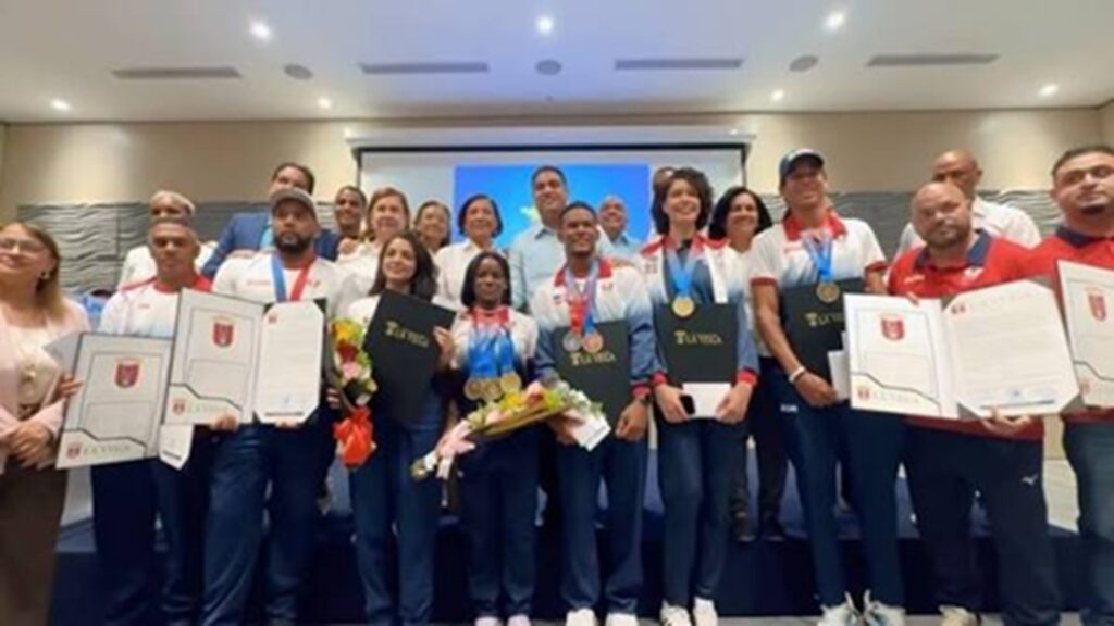 La Vega reconoce a sus medallistas de Santo Domingo 2026 en un emotivo acto municipal