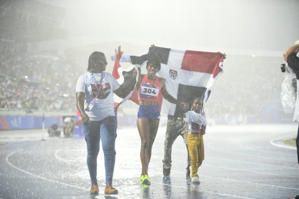 Marileidy Paulino impone nuevo récord y conquista el oro bajo un torrencial aguacero en Santo Domingo 2026